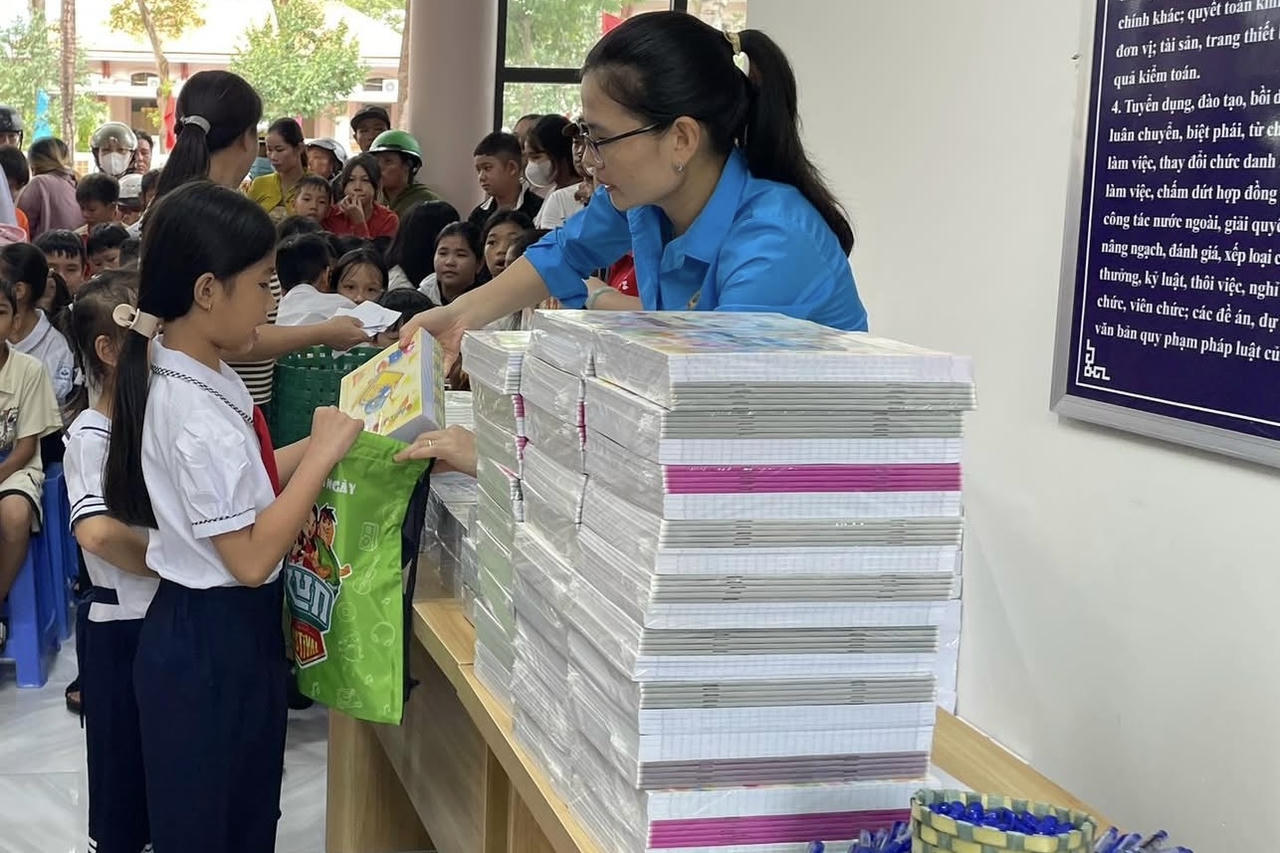 Các em học sinh đang lựa chọn đồ dùng học tập