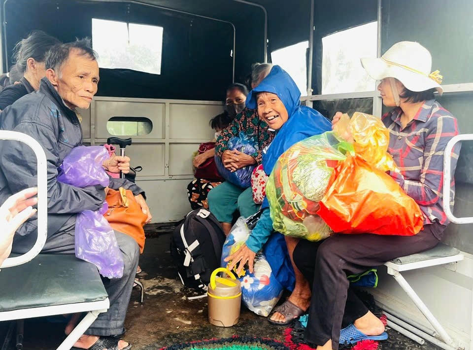 Lực lượng chức năng ở Hà Tĩnh đưa người dân đến nơi an toàn tránh bão số 5. Ảnh: PV