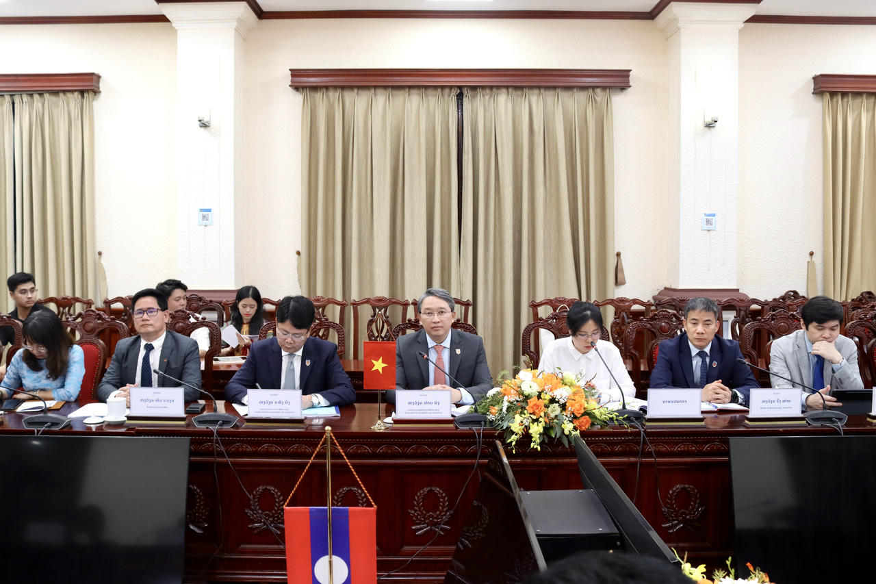 Bộ trưởng Nguyễn Hải Ninh cùng lãnh đạo một số đơn vị hội đàm với Bộ trưởng Phây-vy Sỉ-bua-lị-pha cùng đoàn công tác.