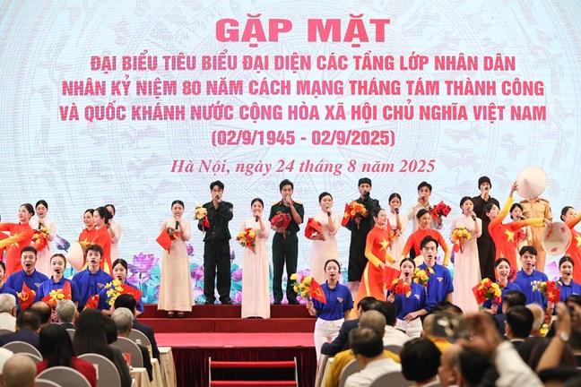 Tiết mục văn nghệ chào mừng tại hội nghị gặp mặt. Ảnh: Quang Vinh.