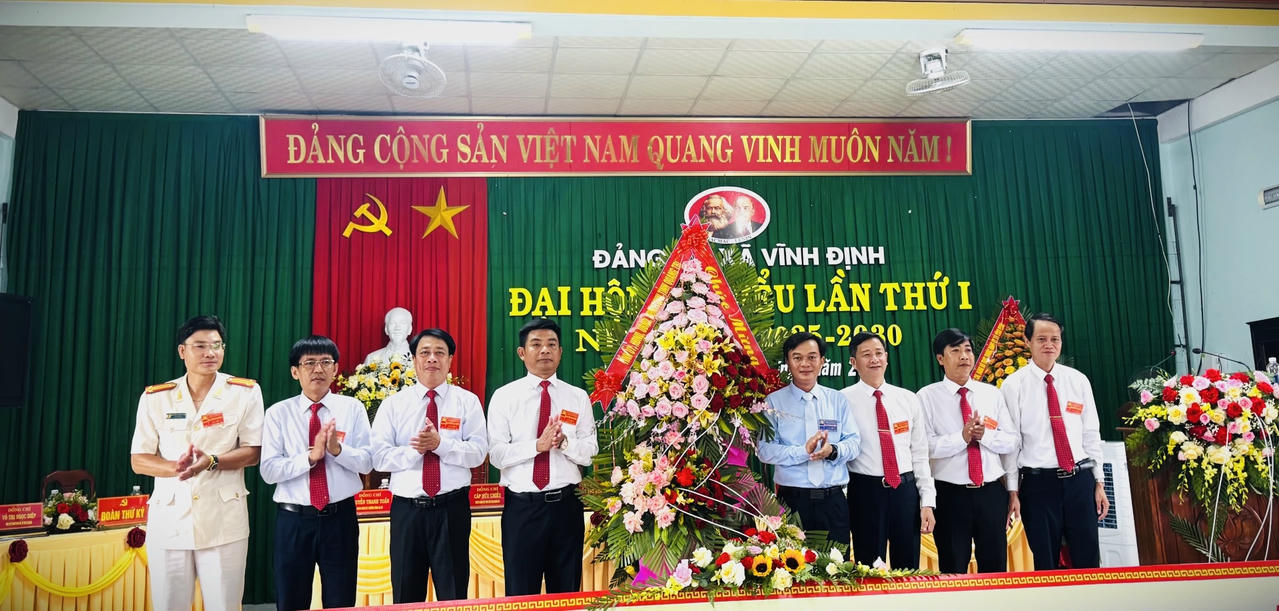 Phó Chủ tịch Thường trực HĐND tỉnh Quảng Trị Nguyễn Chiến Thắng tặng hoa chúc mừng Đại hội.