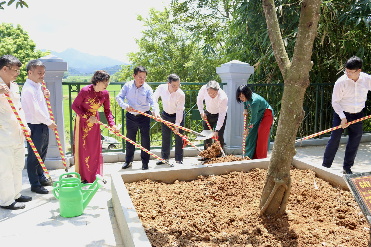 Bộ trưởng Bộ Tư pháp và các đại biểu trồng cây lưu niệm. (Ảnh: H.G)