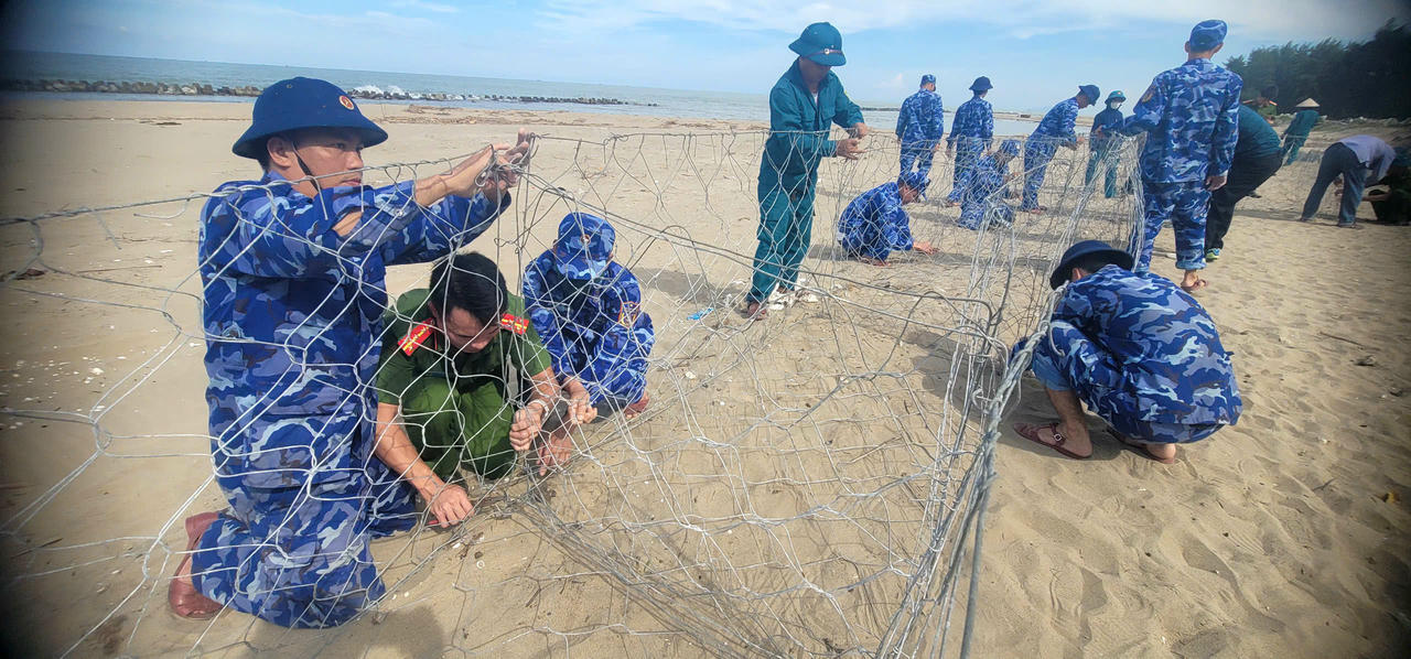 Lực lượng vũ trang tiến hành làm rọ đá gia cố đê biển tại khu vực biển Xuân Hội, tỉnh Hà Tĩnh.