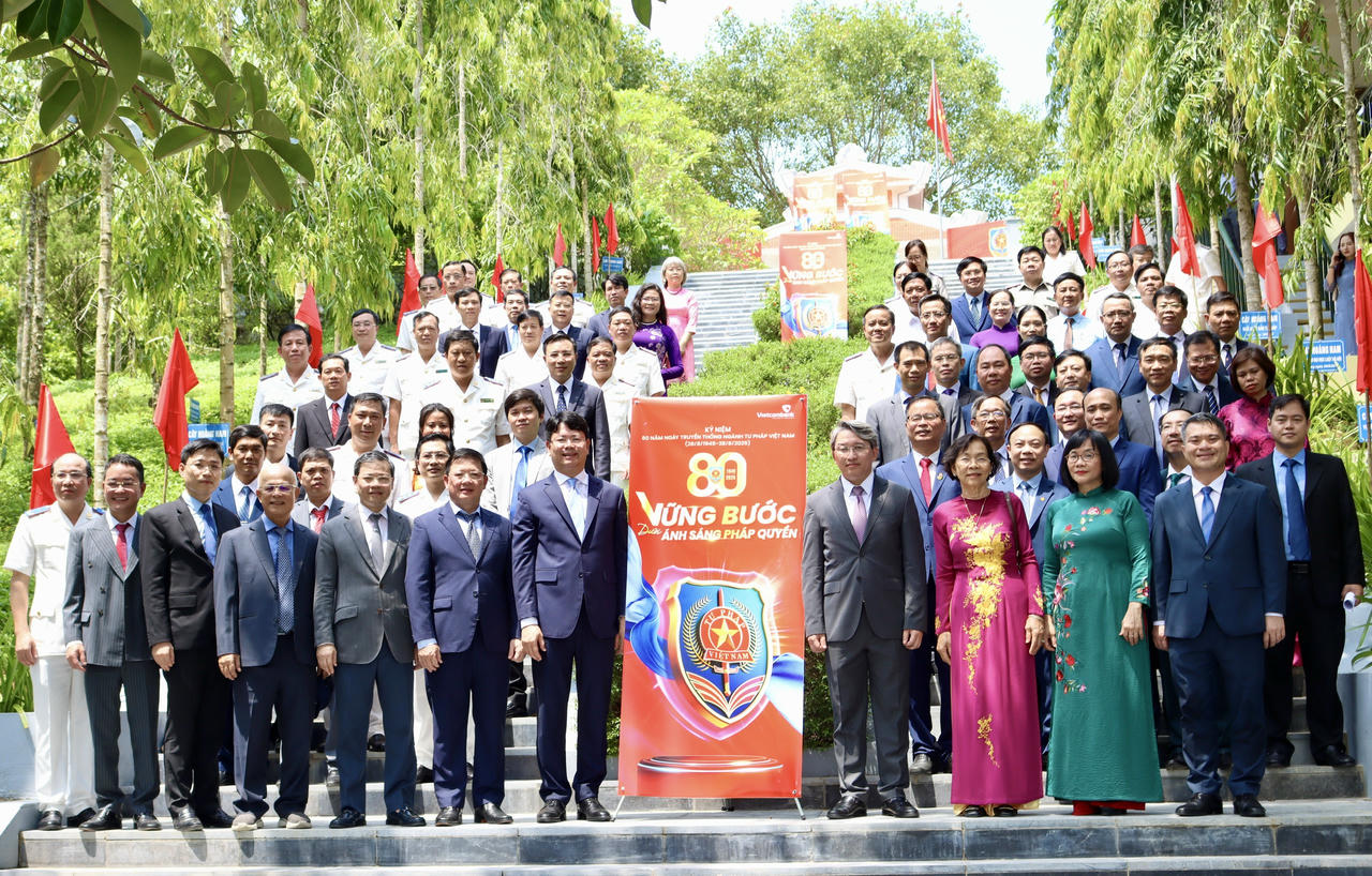 Các đại biểu chụp ảnh lưu niệm. (Ảnh: H.G)