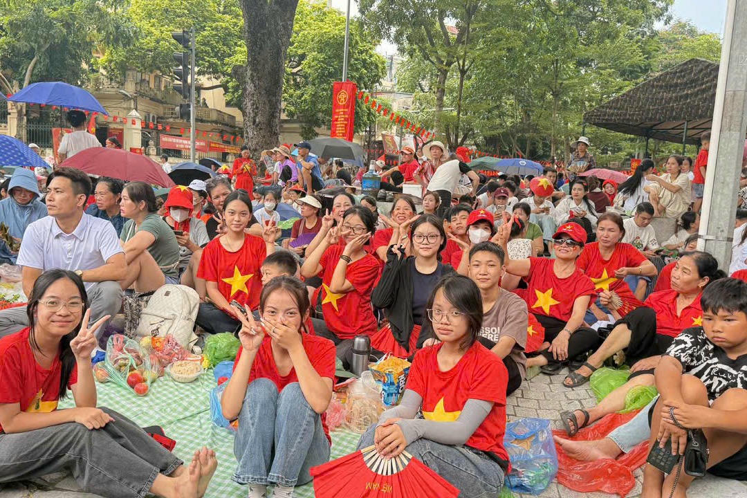 'Đội nắng, dầm mưa' tụ hội tại Quảng trường Ba Đình chờ xem tổng hợp luyện diễu binh lần 2