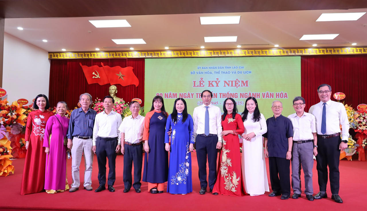 Bí thư Tỉnh uỷ Lào Cai Trịnh Xuân Trường chụp ảnh lưu niệm với các thế hệ lãnh đạo ngành Văn hoá tỉnh Lào Cai qua các thời kỳ. (Ảnh trong bài: laocai.gov.vn).