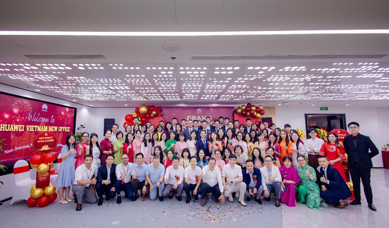 Đội ngũ cán bộ nhân viên Huawei Việt Nam tại buổi khai trương văn phòng mới với cơ sở vật chất và trang thiết bị công nghệ hiện đại