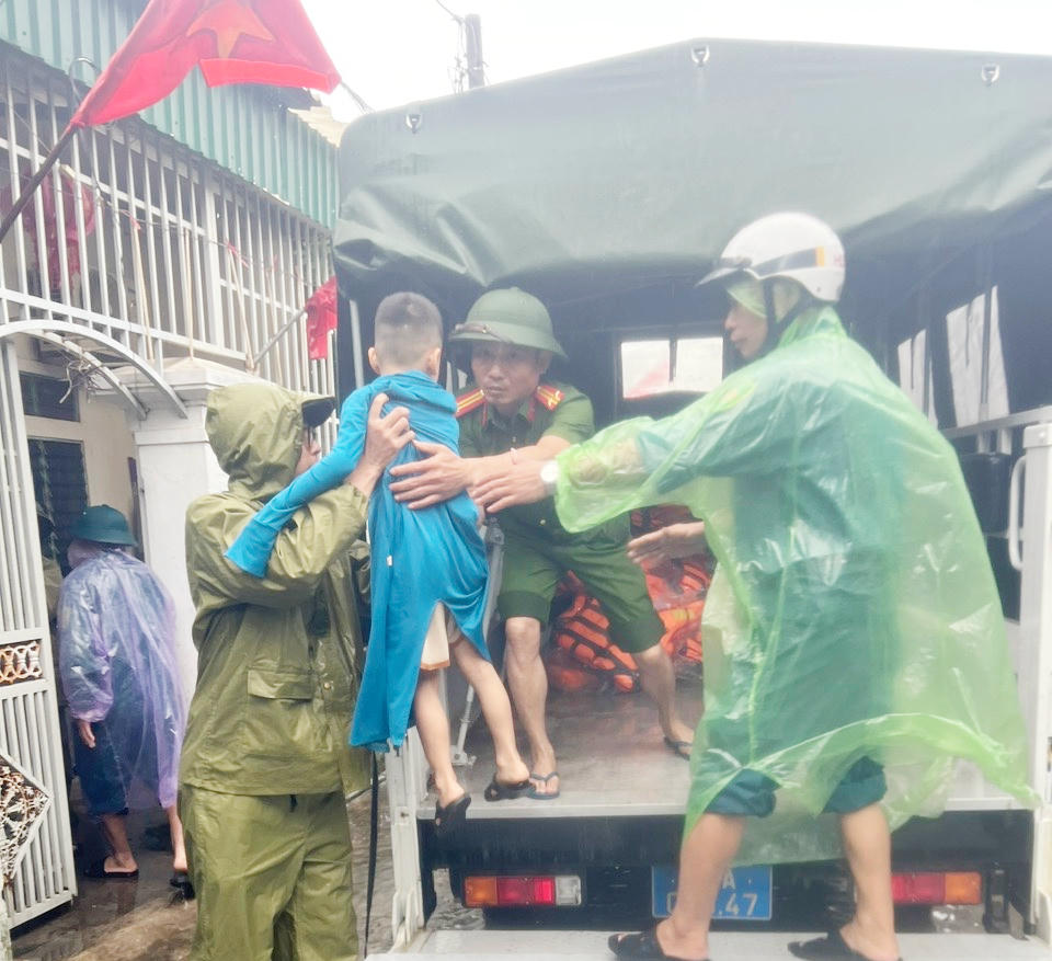 Chính quyền phường Thành Vinh tiến hành di dời người dân tại khu vực nguy hiểm đến nơi an toàn