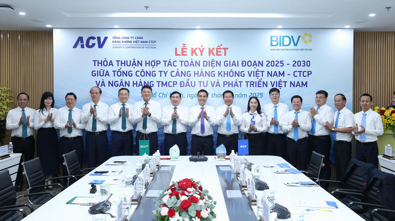 Lãnh đạo BIDV và ACV chúc mừng thành công Lễ ký kết