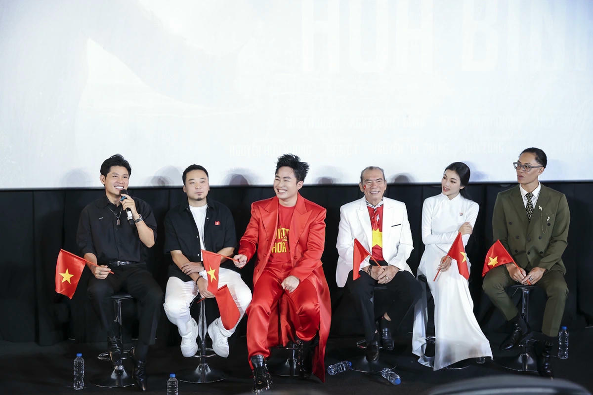 Theo nhạc sĩ Nguyễn Văn Chung, đây là một bài hát có tinh thần vừa xúc động vừa hào hùng mạnh mẽ nhưng cũng có cả niềm tự hào trong đó. (Ảnh: Mạnh Nguyễn)