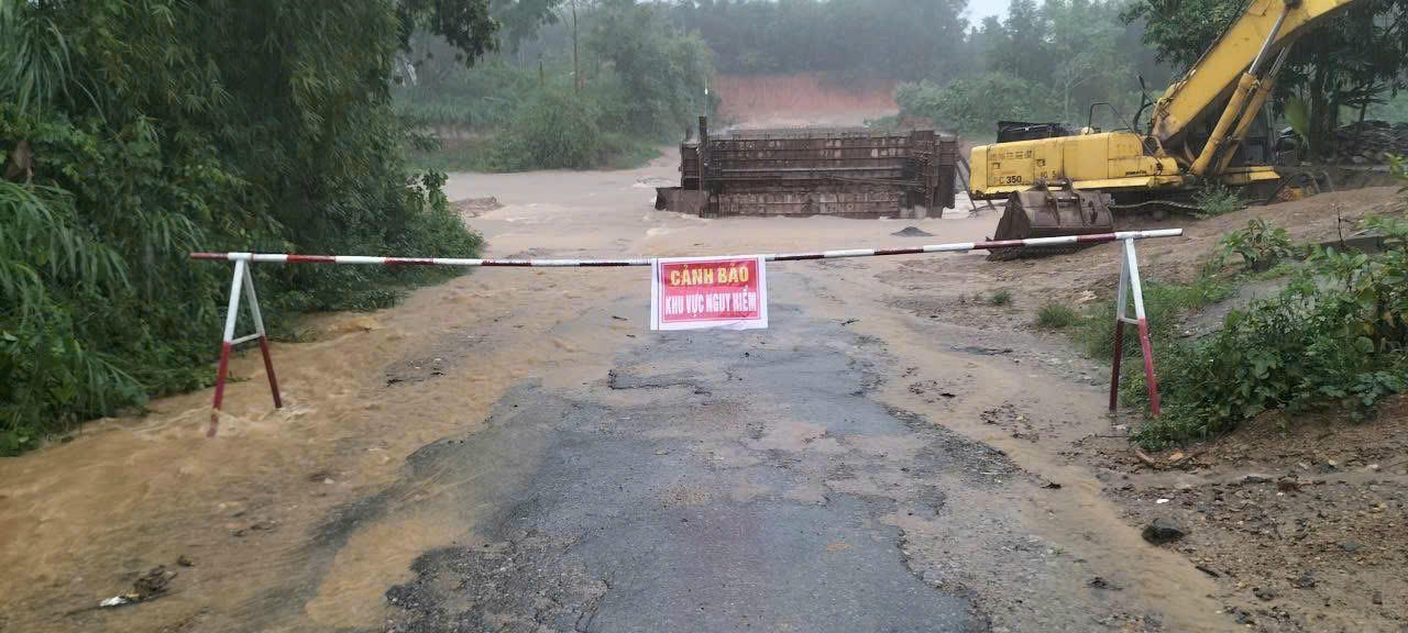 Bão số 5 gây mưa lớn khiến hệ thống cầu, cống giao thông tại xã Kỳ Thượng (tỉnh Hà Tĩnh) bị ngập sâu,  một số nơi bị chia cắt cục bộ.