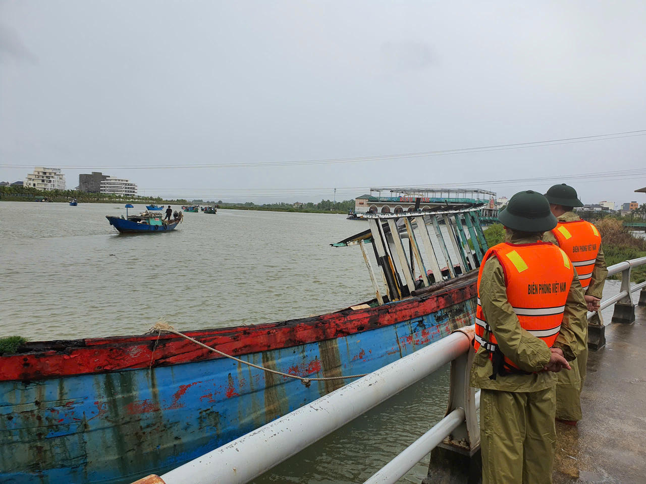 Ngư dân điều khiển tàu cá trở lại khu neo đậu sau khi được vận động.