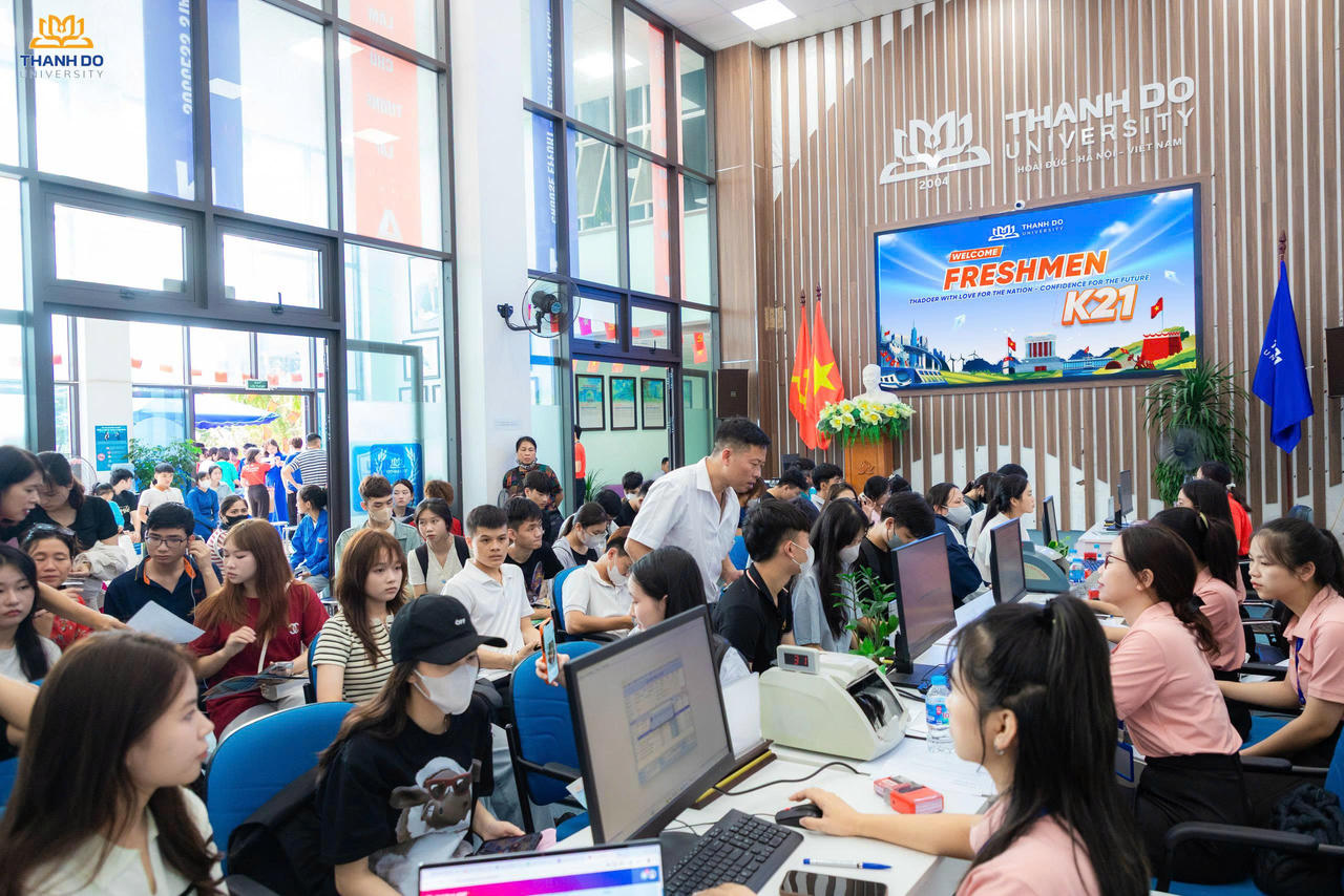 Tân sinh viên háo hức ngày đầu nhập học tại Trường Đại học Thành Đô – bắt đầu hành trình mới đầy ước mơ và khát vọng.