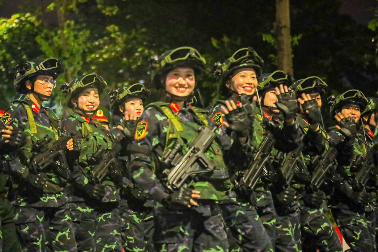 Nụ cười tươi tắn, rạng rỡ của các chiến sĩ nữ khối nữ chiến sĩ biệt động. Khối nữ Chiến sĩ biệt động đại diện cho lực lượng bí mật được gây dựng, phát triển ngay trong lòng địch. Cũng diện trang phục rằn ri màu xanh lá cây đậm, nhưng đặc trưng của khối là các chiến sĩ bồng súng, đầu đội mũ bảo hộ. Trong cuộc kháng chiến chống Mỹ cứu nước, đồng bào miền Nam thường gọi những nữ chiến sĩ gan dạ, dũng cảm, ngoan cường là nữ chiến sĩ biệt động.