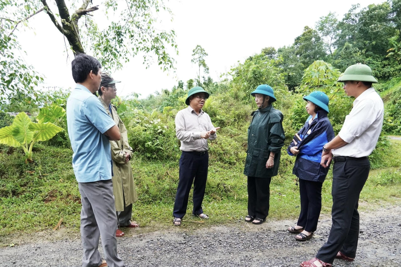 Đoàn công tác kiểm tra tại Km10 tỉnh lộ 587 tại thôn Tà Rùng, xã Khe Sanh.