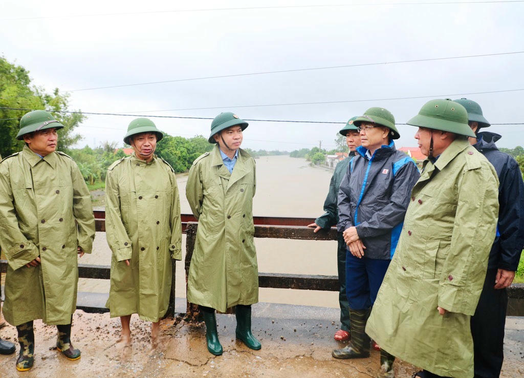 Ông Trương Quốc Huy - Bí thư Tỉnh ủy Ninh Bình cùng đoàn công tác kiểm tra tại điểm Cống Lạc Thiện 1, Km70+198, đê Hữu Đáy, thuộc địa bàn xã Quang Thiện (Ảnh: Hồng Giang)