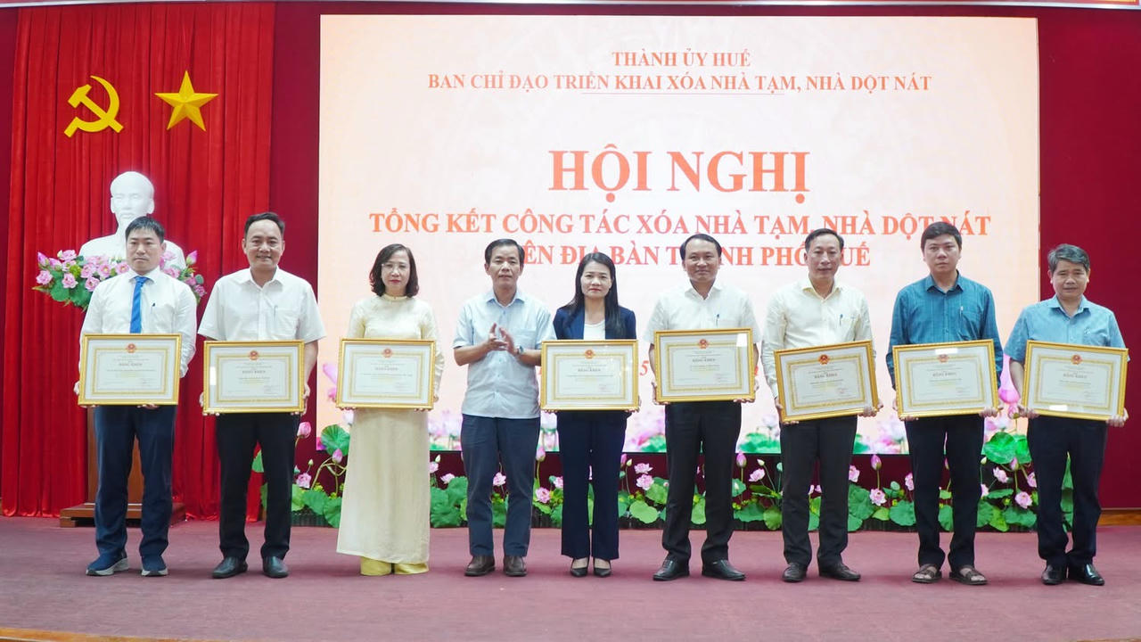 Chủ tịch UBND thành phố Huế Nguyễn Văn Phương trao bằng khen cho các tập thể có thành tích xuất sắc phong trào thi đua “Chung tay xoá nhà tạm, nhà dột nát năm 2025”.