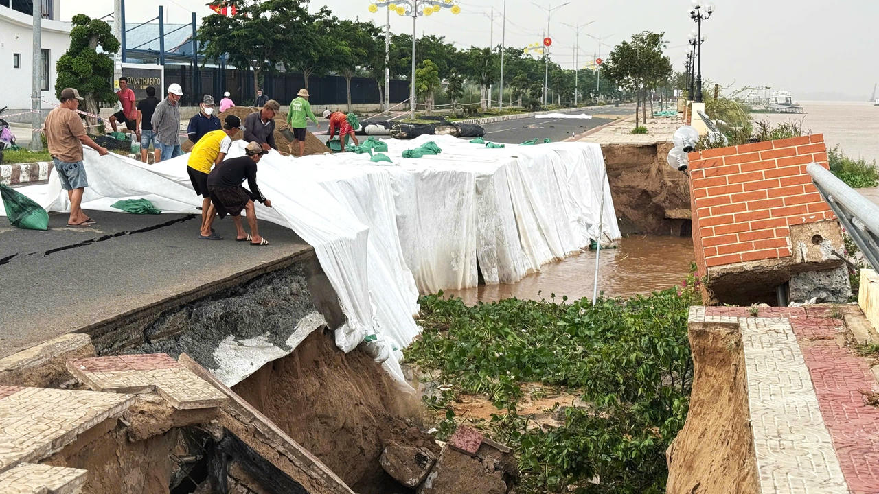 Khu vực Kè chống xói lở bờ sông Tiền khu vực thị trấn Thường Thới Tiền (nay là xã Thường Phước) xảy ra sạt lở, sụp lún với chiều dài khoảng 350m/2.800m.