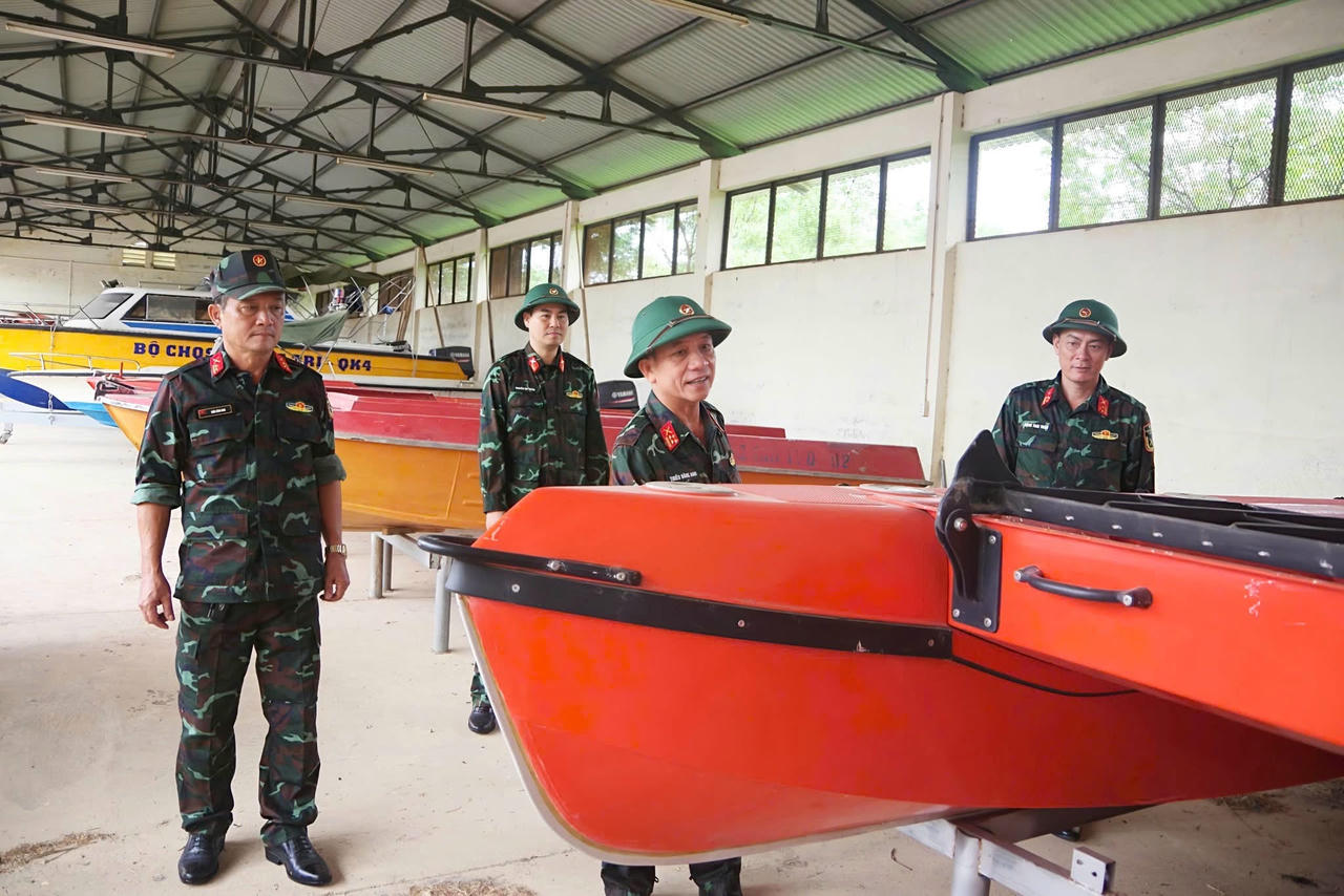 Đại tá Thiều Đăng Anh, Phó Chỉ huy trưởng Bộ CHQS tỉnh trực tiếp kiểm tra tại Đội tàu Phòng Hậu cần - Kỹ thuật Bộ CHQS tỉnh.