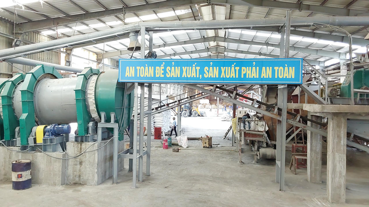 Công suất hoạt động của nhiều nhà máy chỉ đạt 50 - 60% do thiếu nguyên liệu.