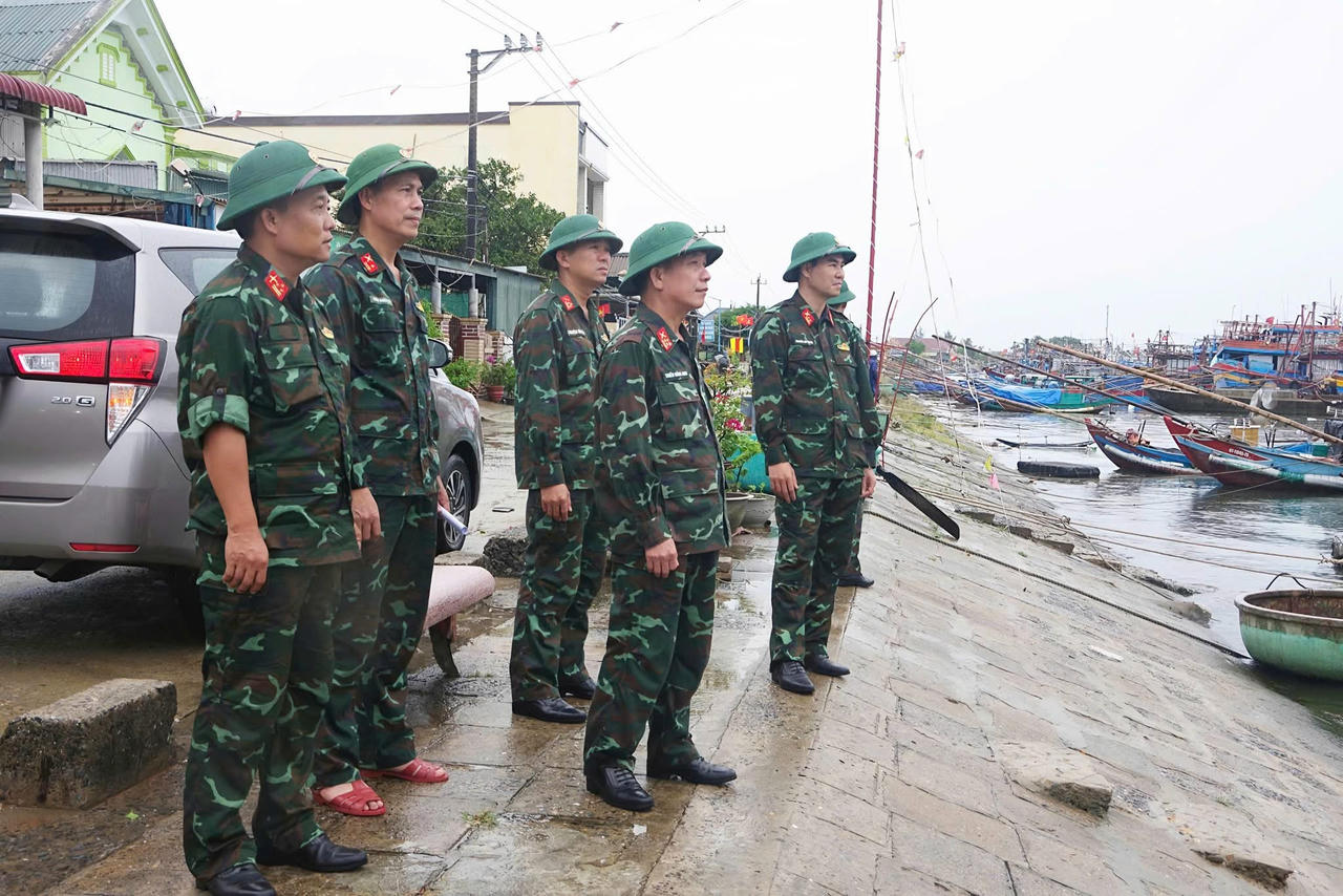 Đại tá Thiều Đăng Anh, Phó Chỉ huy trưởng Bộ CHQS tỉnh trực tiếp kiểm tra tại Khu neo đậu tàu, thuyền xã Nam Cửa Việt.