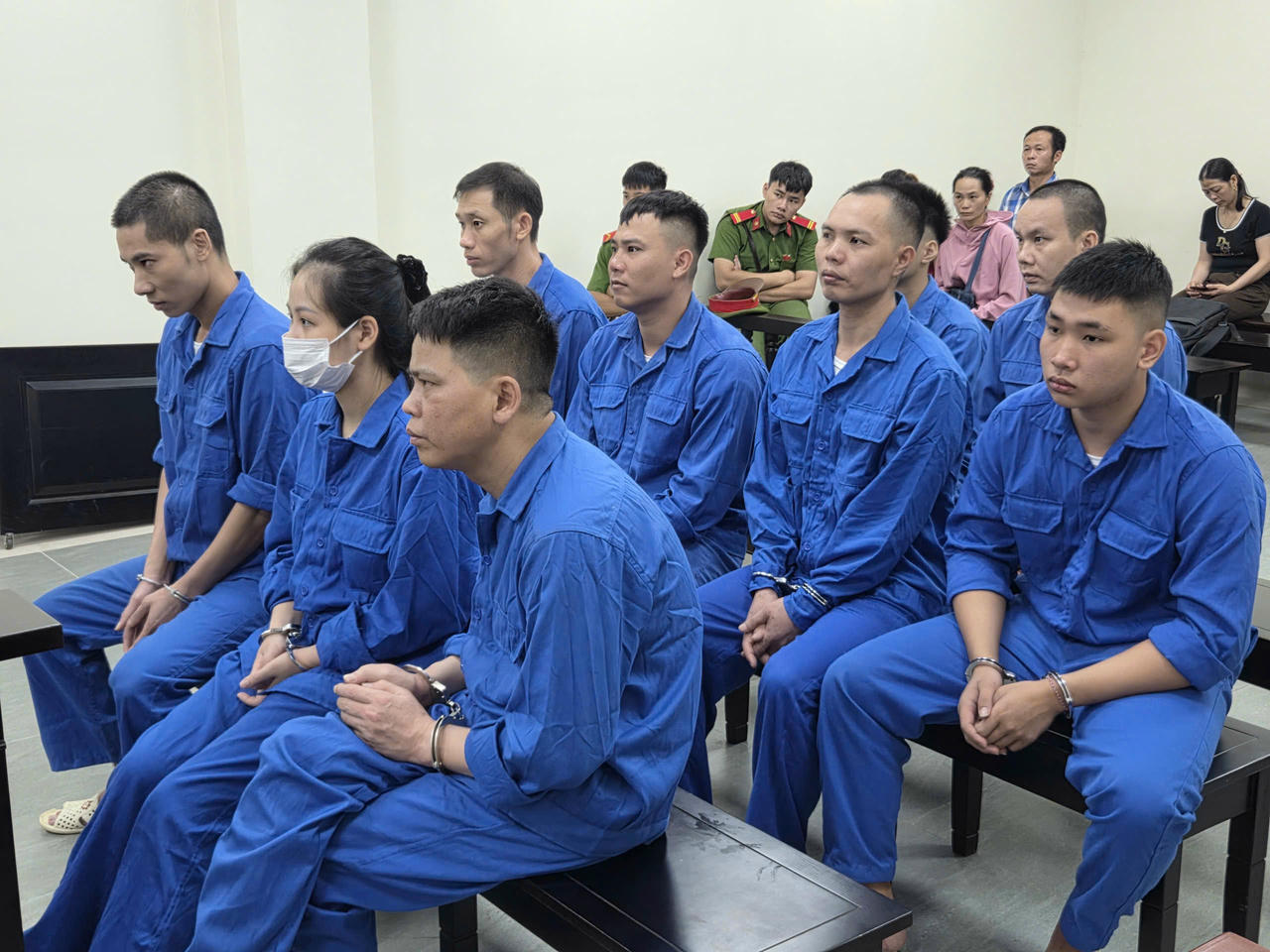 Cha và con gái lĩnh án tù vì thuê người tạt a-xít nhân tình của con trai