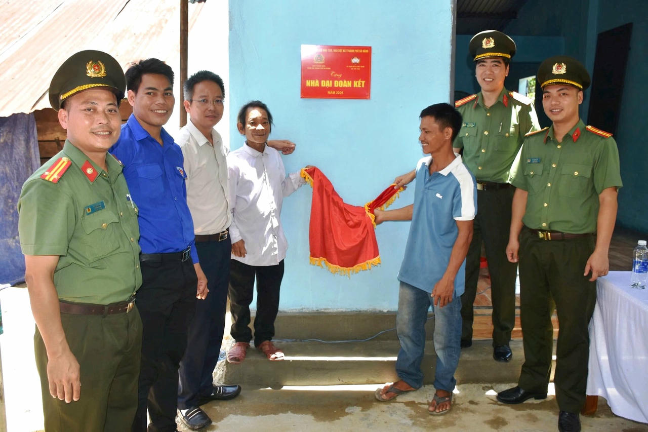 Công an TP Đà Nẵng phối hợp Ủy ban MTTQ Việt Nam xã Trà Tân khánh thành nhà đại đoàn kết cho hộ ông Đinh Văn Don (thôn 3).