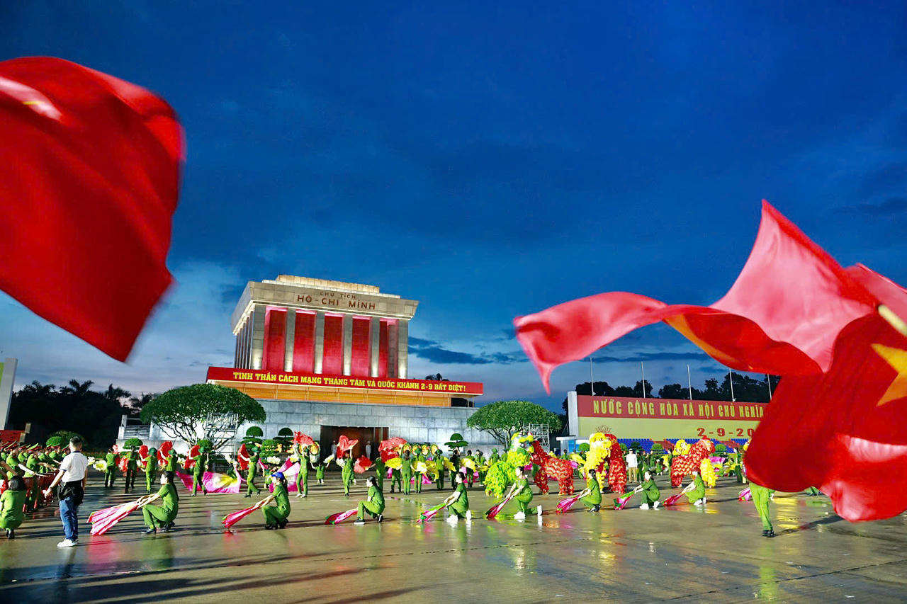 Cùng với dàn trống hội quy mô, hoành tráng bậc nhất, tiết mục còn được dàn dựng với sự kết hợp nhuần nhuyễn của nghệ thuật dân vũ, múa cờ, lân sư rồng.