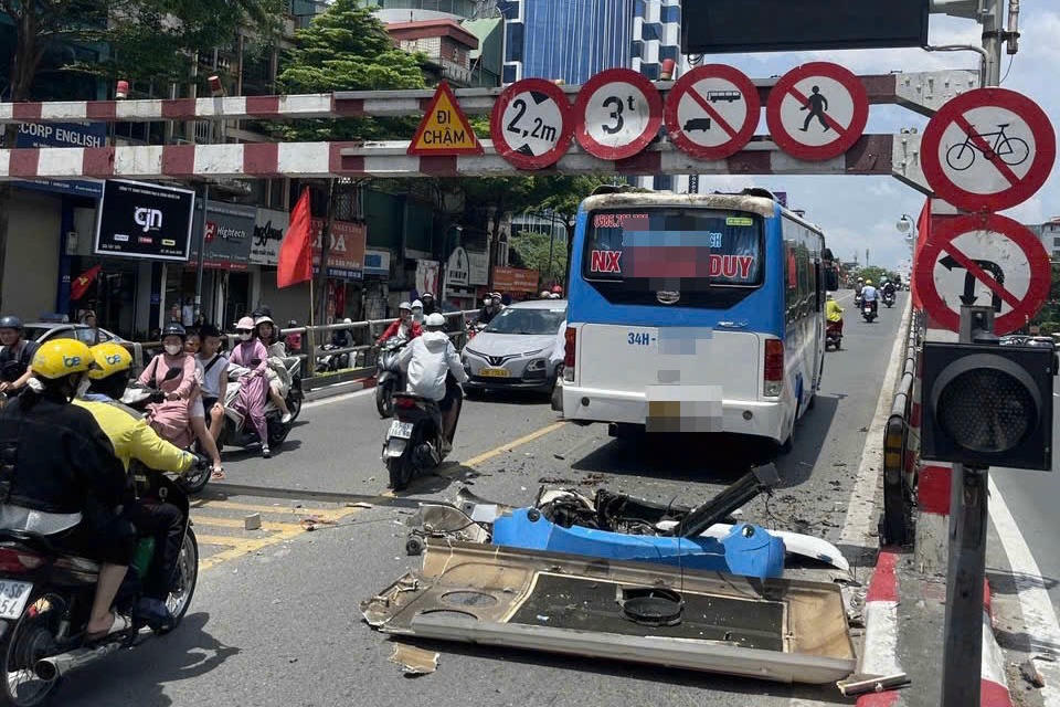 Lập biên bản xử phạt tài xế điều khiển xe khách đi lên cầu vượt Tây Sơn