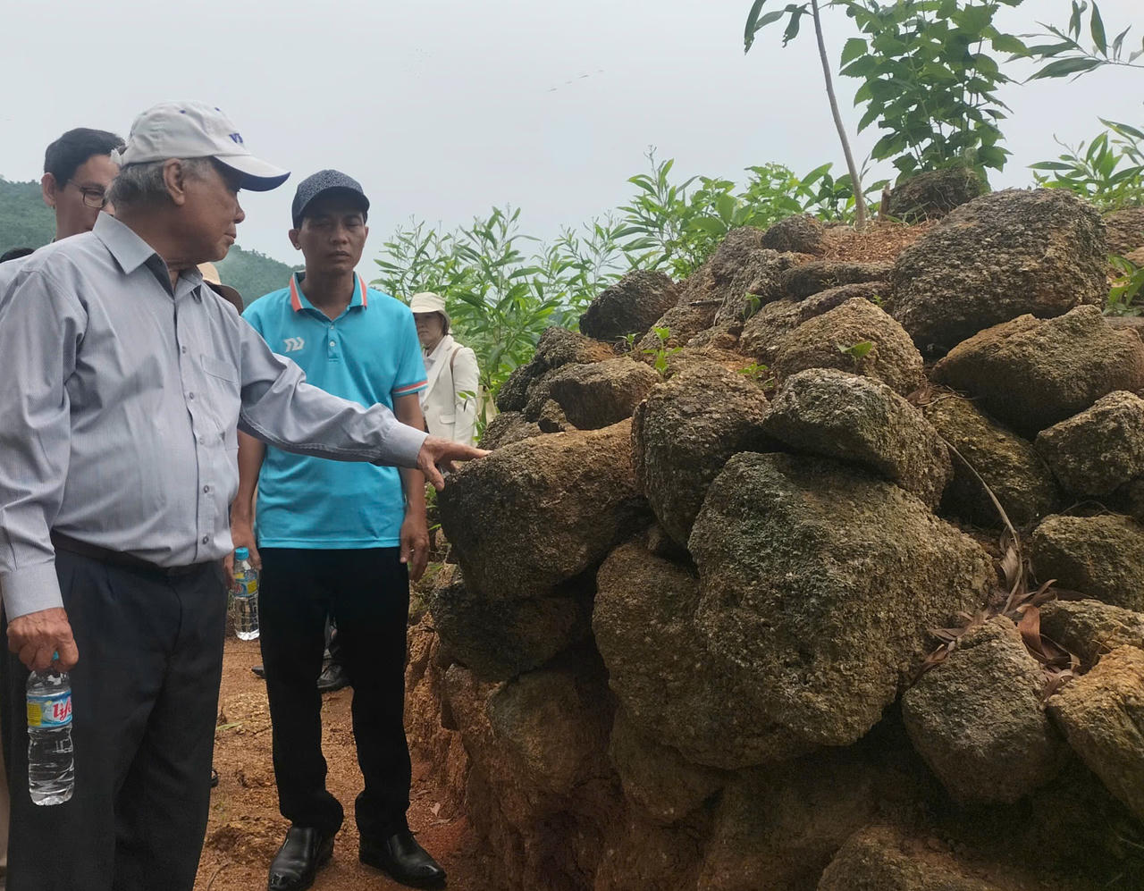 Các nhà nghiên cứu khảo sát tại đồn lũy An Quang thuộc Trường Lũy tỉnh Gia Lai.