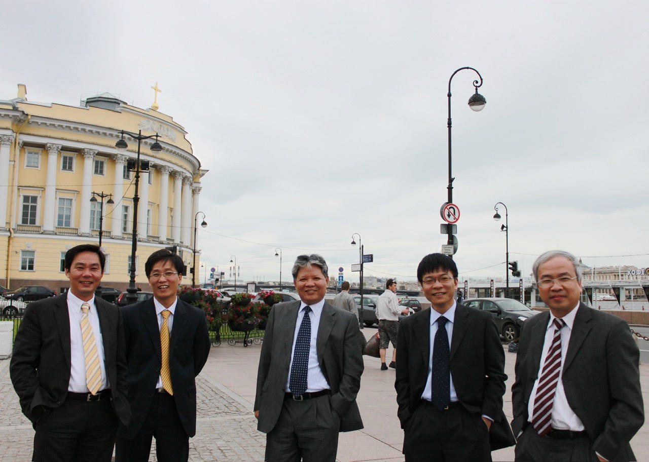 Ảnh chụp các thành viên đoàn công tác Bộ Tư pháp sau một ngày làm việc hiệu quả vào năm 2011,  khi Bộ trưởng Hà Hùng Cường (đứng giữa) cùng Đoàn công tác Bộ Tư pháp Việt Nam tham dự Diễn đàn Pháp luật Quốc tế lần thứ nhất tại Xanh Pêtécbua; thăm và làm việc với một số cơ quan tư pháp của Liên bang Nga ( Ảnh: Hồng Thúy)