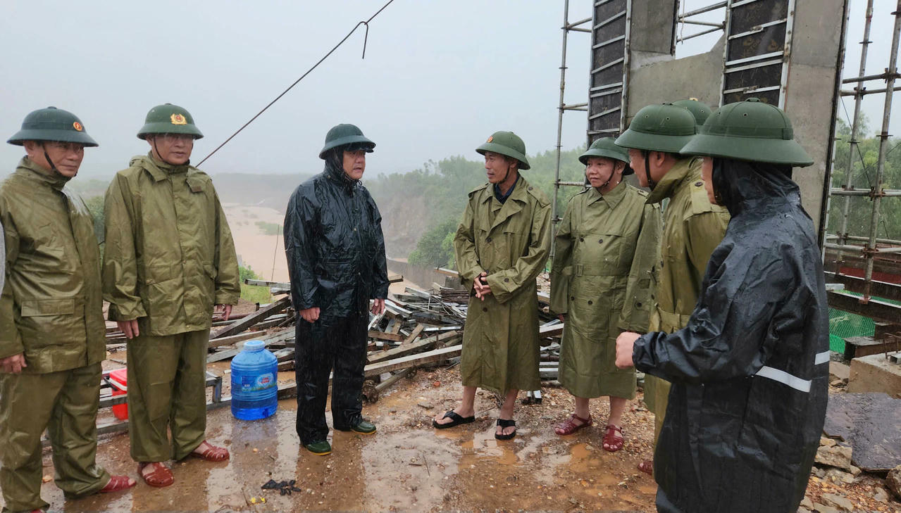 Ông Trần Phong - Chủ tịch UBND tỉnh cùng các sở, ban, ngành và lực lượng Biên phòng kiểm tra công tác ứng phó bão số 5.