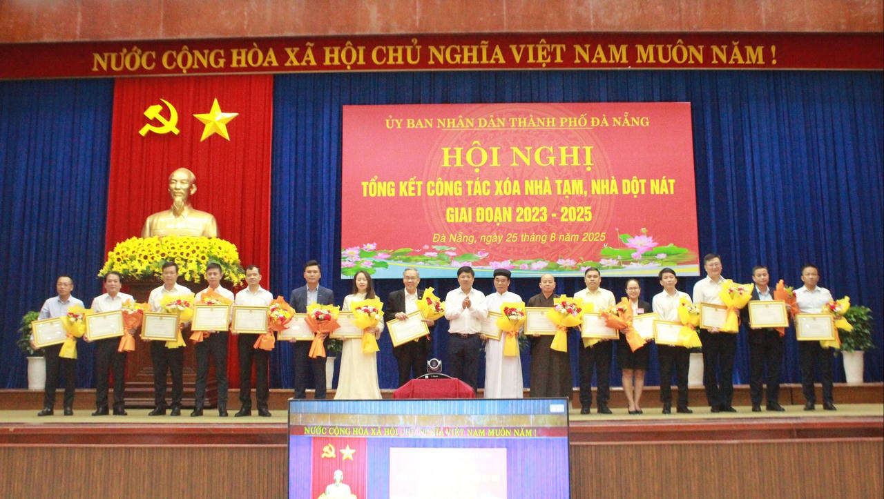 Chủ tịch UBND TP Đà Nẵng Lương Nguyễn Minh Triết trao tặng bằng khen cho các tập thể, cá nhân có thành tích trong chương trình xóa nhà tạm, nhà dột nát.