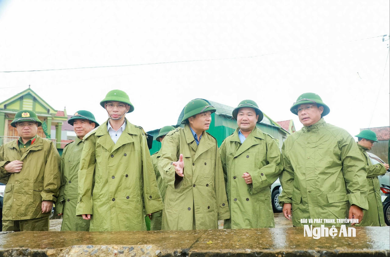 Chủ tịch UBND tỉnh Lê Hồng Vinh kiểm tra công tác phòng, chống bão số 5 tại xã ven biển (ảnh Báo Nghệ An)