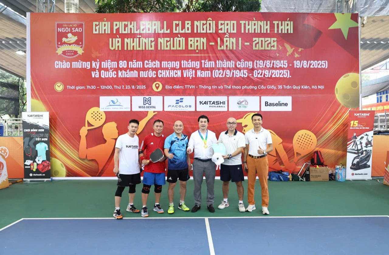 Ông Ngô Ngọc Phương – Chủ tịch UBND phường Cầu Giấy đến chúc mừng giải đấu.