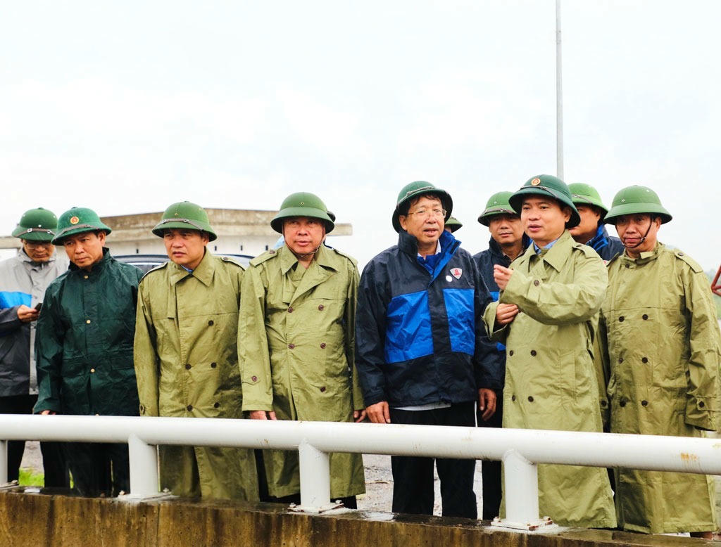 Ông Trương Quốc Huy - Bí thư Tỉnh ủy Ninh Bình cùng đoàn công tác kiểm tra Trạm bơm Cống Cái thuộc địa bàn phường Đông Hoa Lư (Ảnh: Hồng Giang)