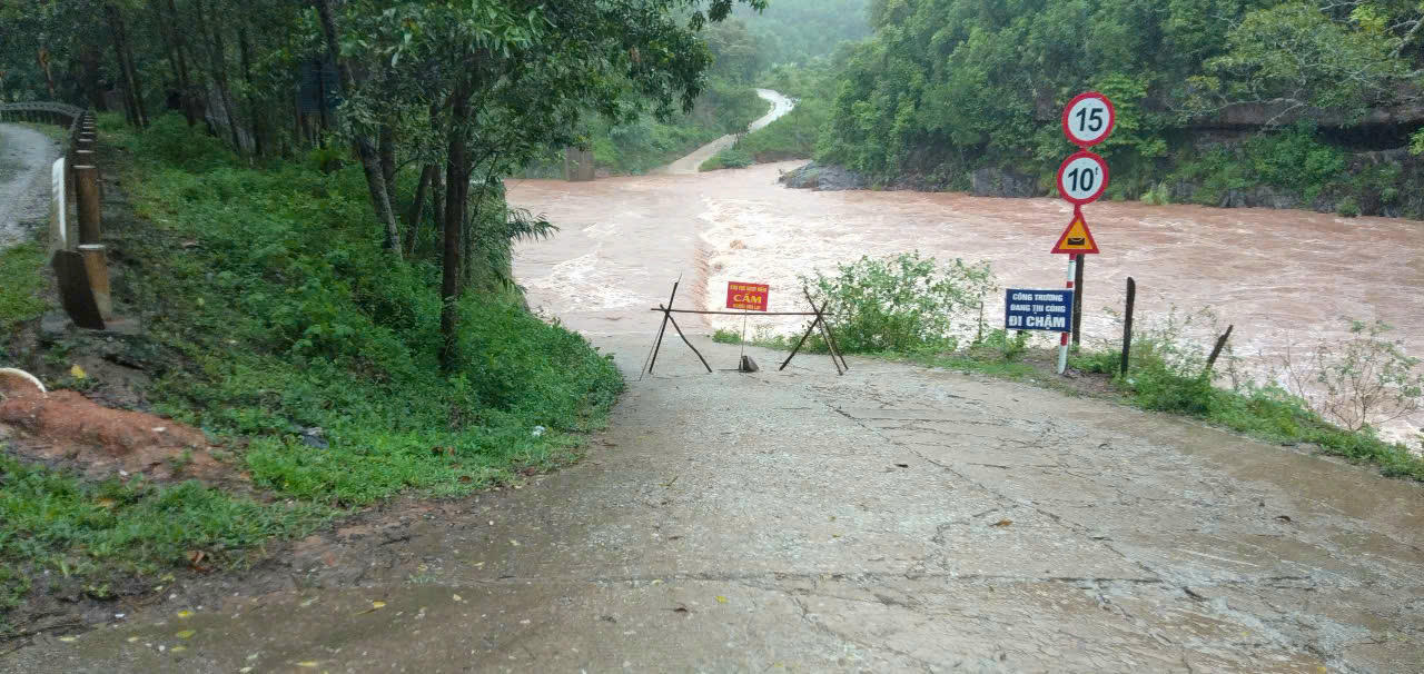 Do ảnh hưởng của bão số 5, nhiều tuyến đường trên tuyến biên giới bị ngập, nước tiếp tục dâng cao.