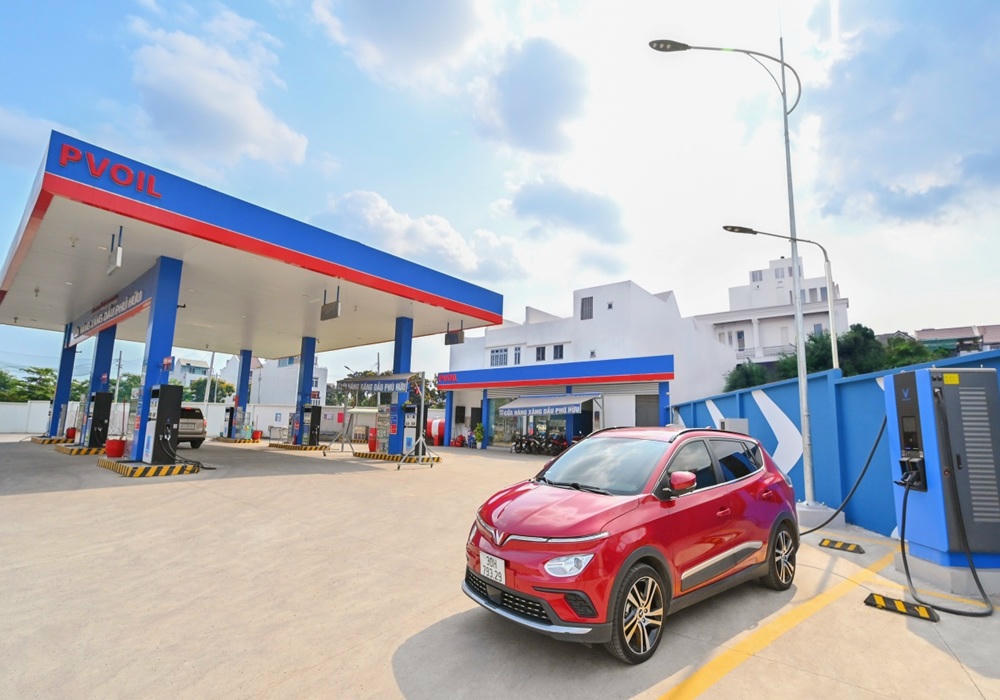 Trạm sạc xe ô tô điện tại cửa hàng xăng dầu Phú Hữu (TP HCM) của PVOIL.