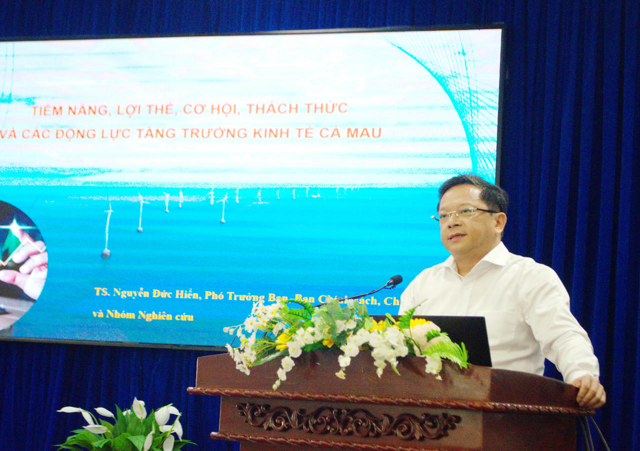 TS. Nguyễn Đức Hiển – Phó Trưởng Ban Chính sách, Chiến lược Trung ương, góp ý Văn kiện Đại hội Đảng bộ tỉnh Cà Mau.
