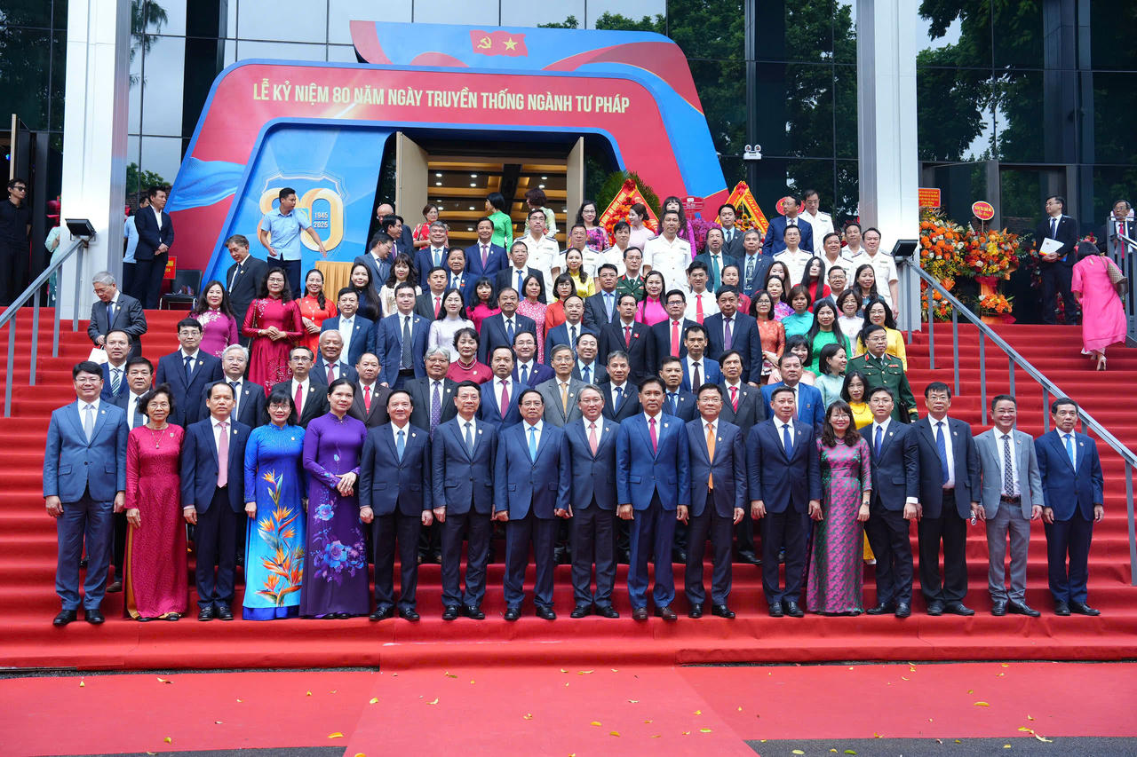 Thủ tướng Phạm Minh Chính chụp ảnh lưu niệm cùng các đại biểu.