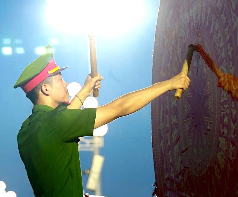 Tiếng trống hội vang lên khi các khối diễu binh, diễu hành bắt đầu tỏa về các đường phố tiếp tục tạo nên một âm hưởng vô cùng hào hùng tại Quảng trường Ba Đình