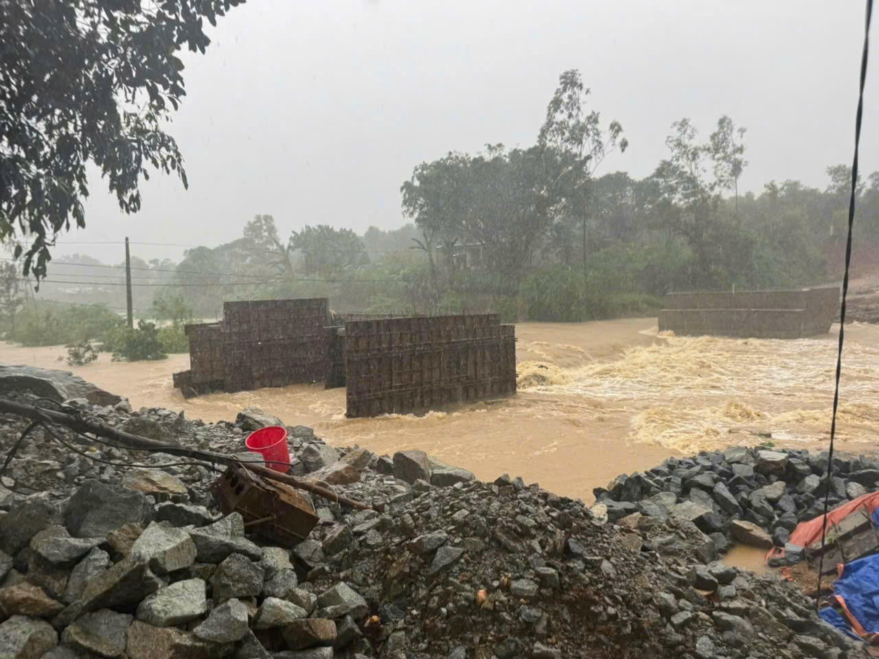Nhiều công trình bị xói lở, hư hỏng sau mưa, bão. Ảnh: PV