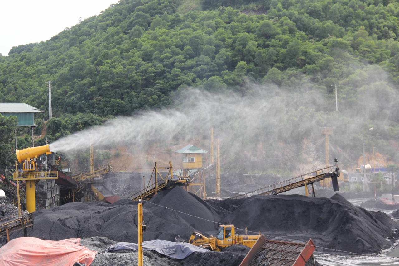 Nước thải mỏ được TKV tái sử dụng dùng cho máy phun sương cao áp dập bụi. (Ảnh: TKV)