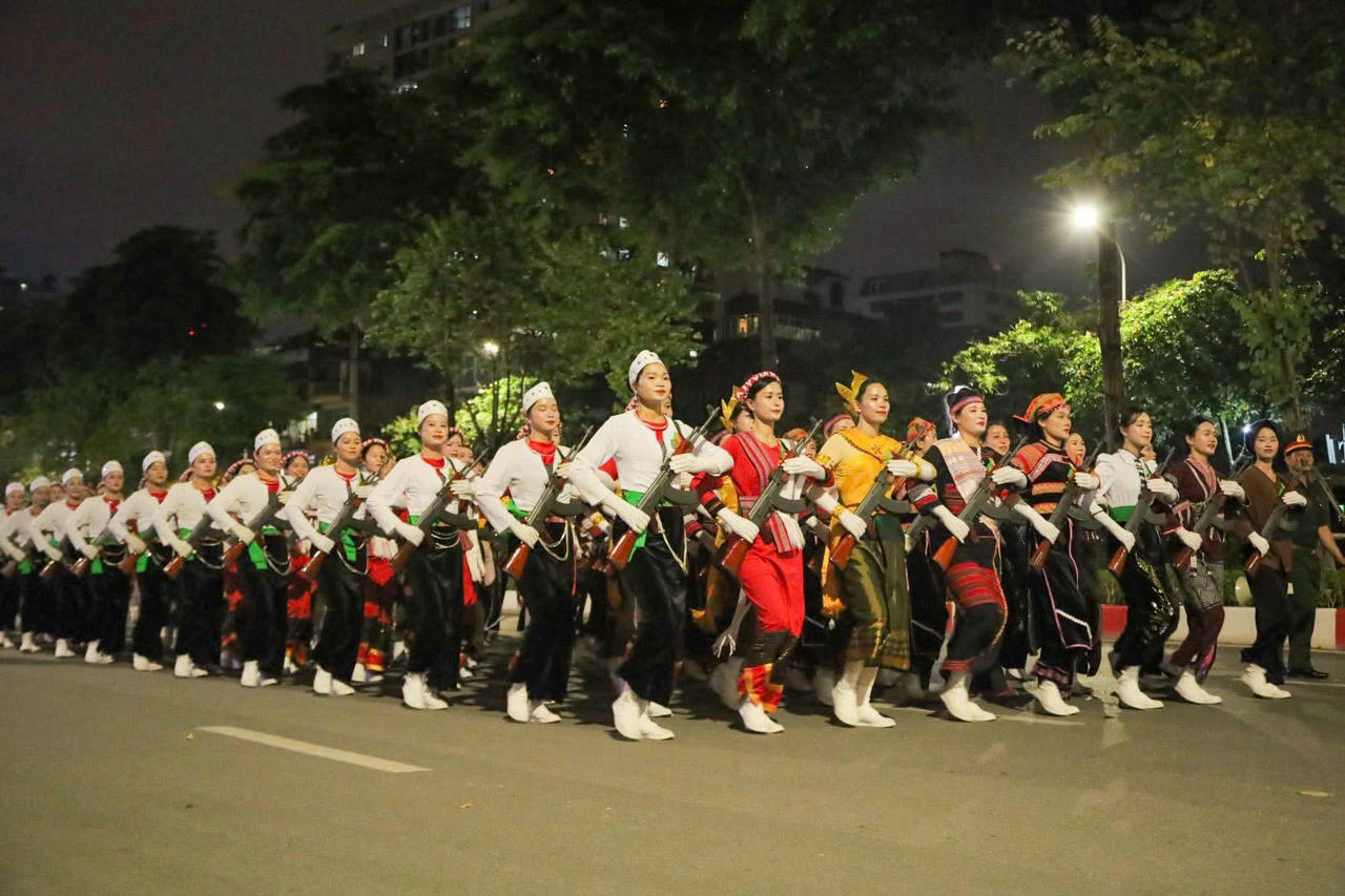 Khối nữ Dân quân các dân tộc Việt Nam với nhiều trang phục truyền thống, đại diện sự đa dạng của 54 dân tộc của nước ta. 