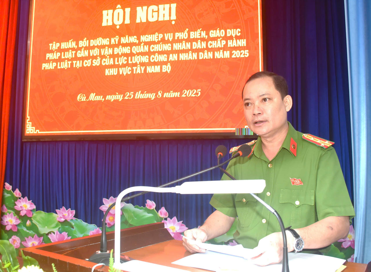 Đại tá Trần Văn Thi - Phó Giám đốc Công an tỉnh Cà Mau phát biểu tại Hội nghị.