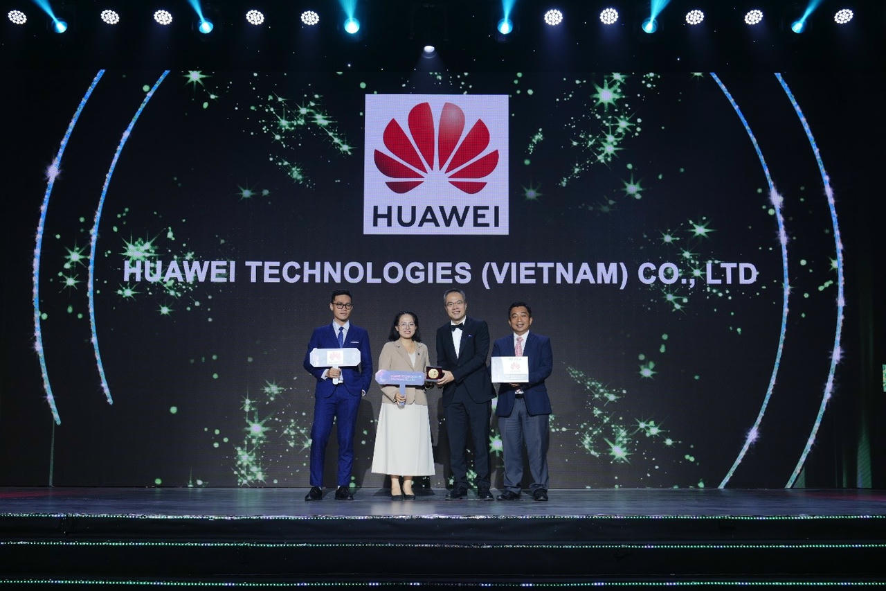 Đại diện Huawei Vietnam nhận giải thưởng “Doanh nghiệp ứng dụng công nghệ đột phá” (Tech Empowerment Award) tại HR Asia Awards 2025