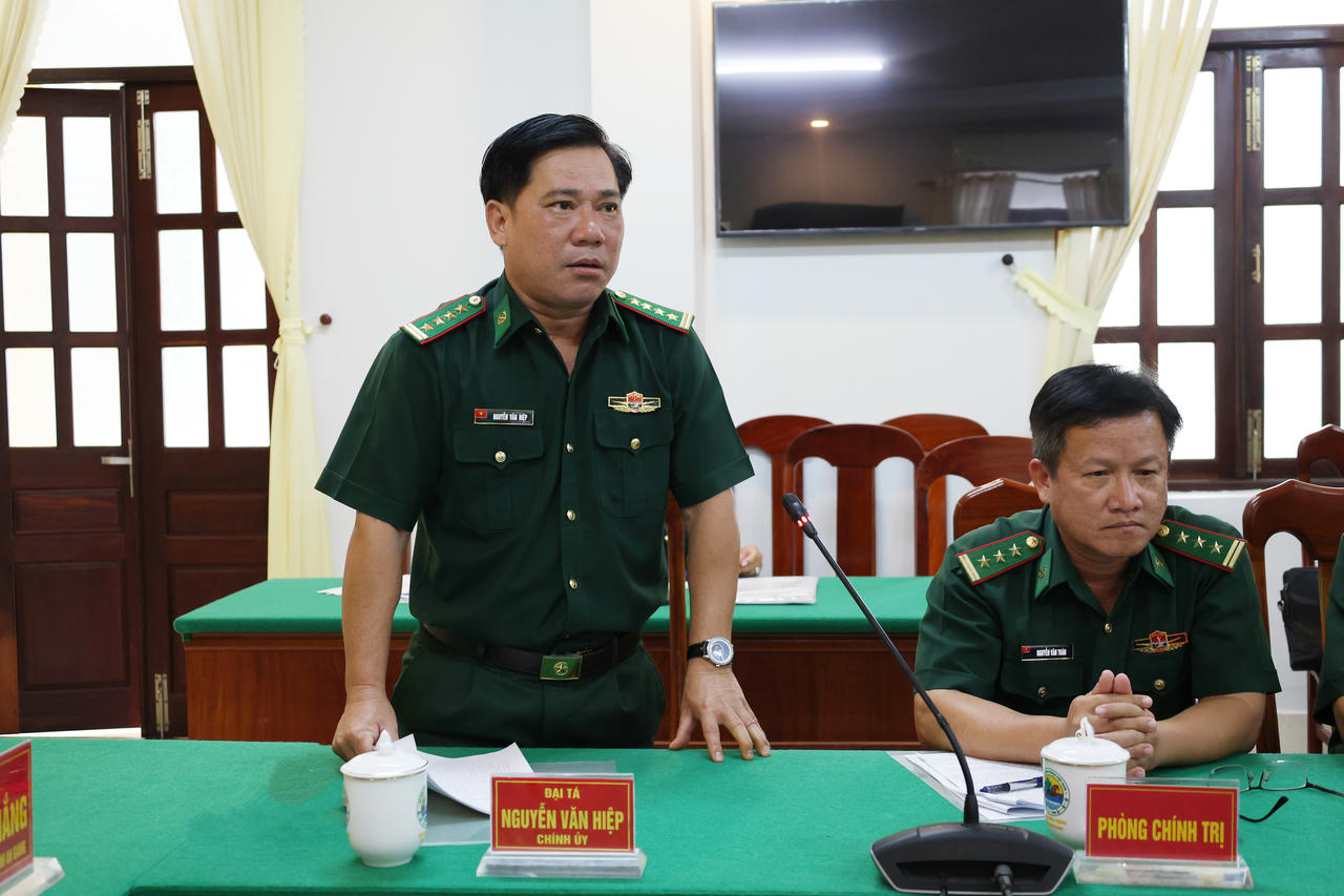 Đại tá Nguyễn Văn Hiệp, Phó Chính ủy Bộ Chỉ huy Quân sự tỉnh, Chính ủy Ban Chỉ huy BĐBP tỉnh An Giang phát biểu. Ảnh: Tuấn Kiệt.