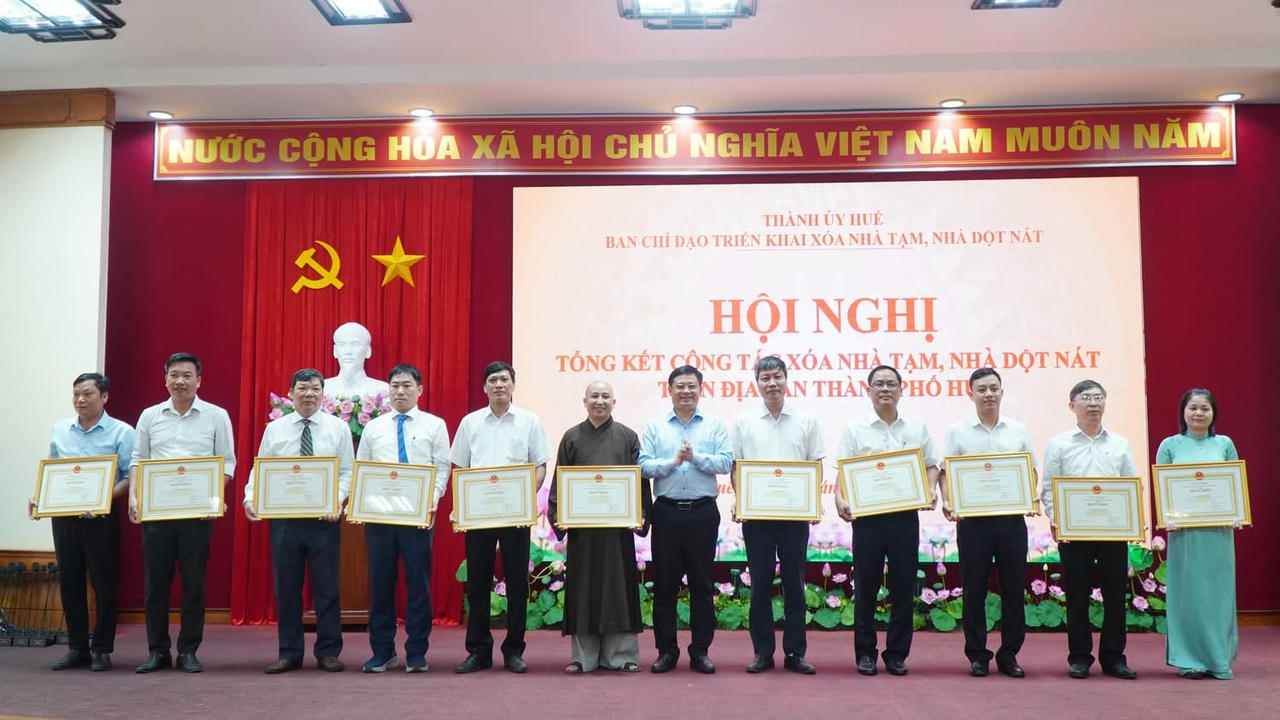 Phó Chủ tịch Thường trực UBND thành phố Nguyễn Thanh Bình trao bằng khen cho các cá nhân có thành tích xuất sắc phong trào thi đua “Chung tay xoá nhà tạm, nhà dột nát năm 2025”.