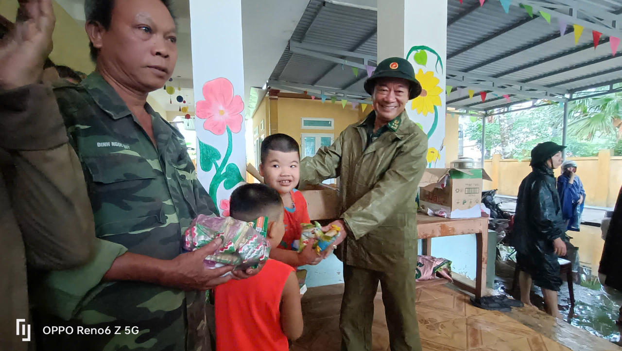 Lãnh đạo Biên phòng Quảng Trị thăm hỏi, động viên bà con tại điểm tránh trú bão số 5.