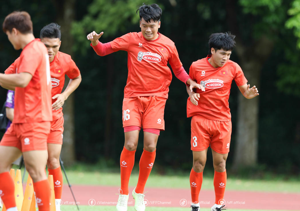 Huấn luyện viên Đinh Hồng Vinh cầm quân đội tuyển Việt Nam